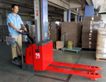 大型電器廠使用TE25電動(dòng)搬運(yùn)車加長型